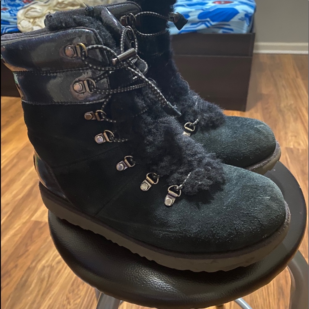 Boy or girl sz 4 UGG boots shearling inner lining